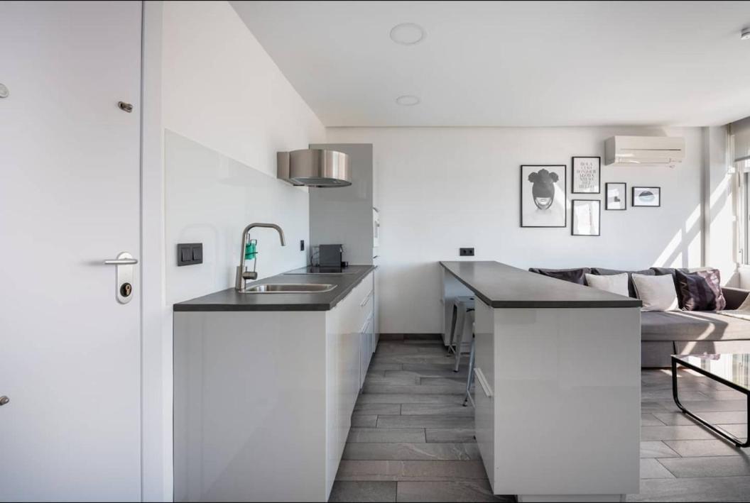 טורמולינוס The Black&White Apartment מראה חיצוני תמונה